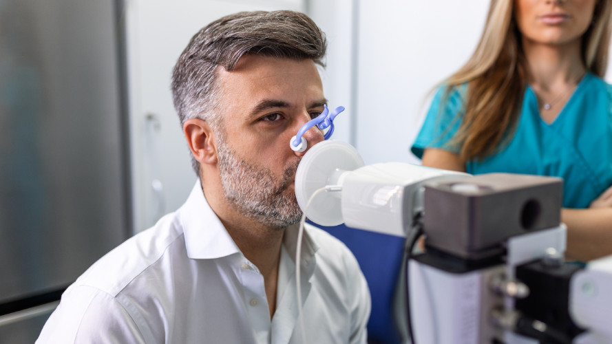 Eingesetzte Untersuchungen im Medical Trailer sind Lungenfunktionstest, Blutentnahme, Hautbild