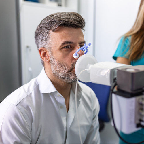 Eingesetzte Untersuchungen im Medical Trailer sind Lungenfunktionstest, Blutentnahme, Hautbild