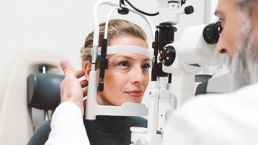 Zu eingesetzten Untersuchungen im Medical Trailer gehören digitaler Sehtest, Blutentnahme, Hautbild