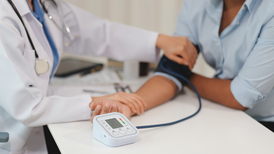 Mobile Untersuchungen (Anamnese, Messungen, Blutuntersuchungen) durch medizinisches Fachpersonal