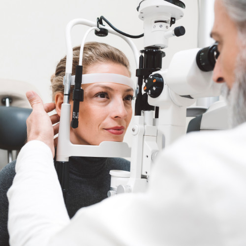 Zu eingesetzten Untersuchungen im Medical Trailer gehören digitaler Sehtest, Blutentnahme, Hautbild