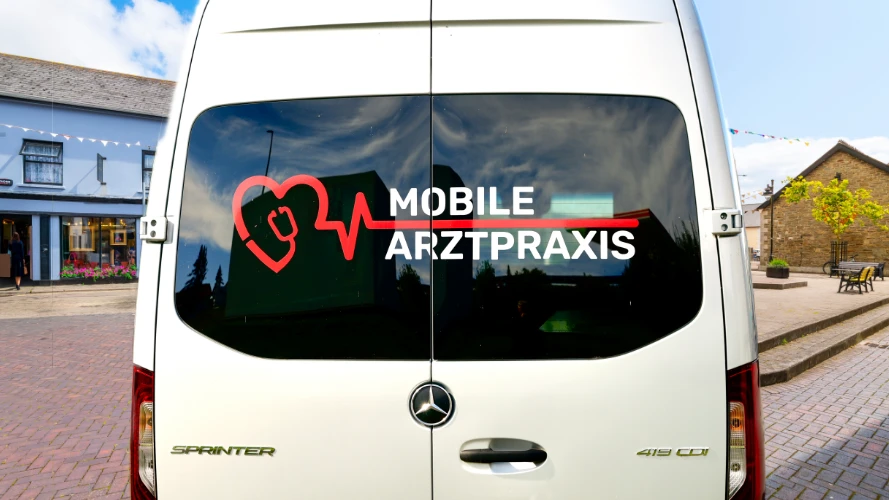 averla verbessert ambulante ländliche Versorgung durch die Kombination von Medical Trailer und Medical Van mit Telemedizin.